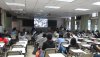 學生於工學大樓教室收視避難疏散要領影片